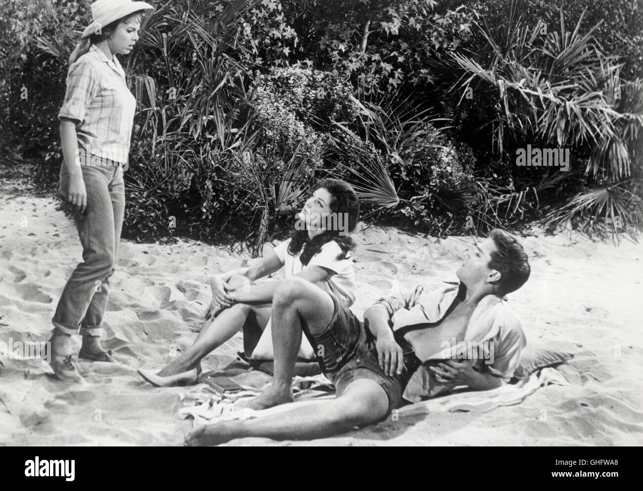 ANNE HELM (Holly Jones), JOANNA COOK MOORE (Alisha Claypoole), ELVIS PRESLEY (Toby Kwimper) on the beach Regie: Gordon Douglas Stock Photo