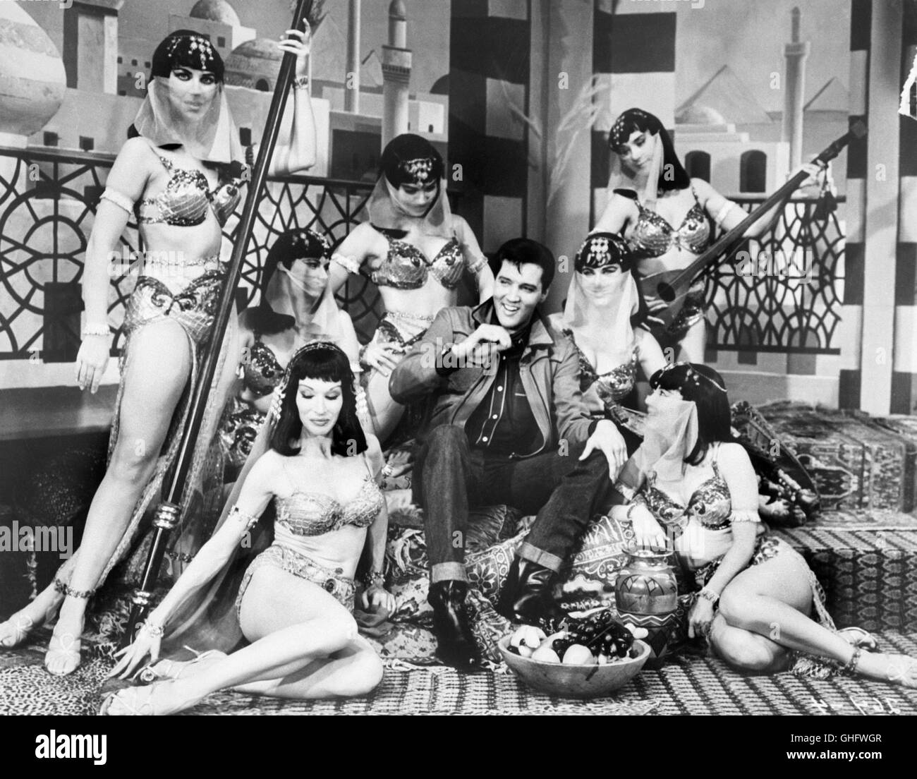 ELVIS PRESLEY (Charlie Rogers) with exotic dancers. Regie: John Rich Stock Photo