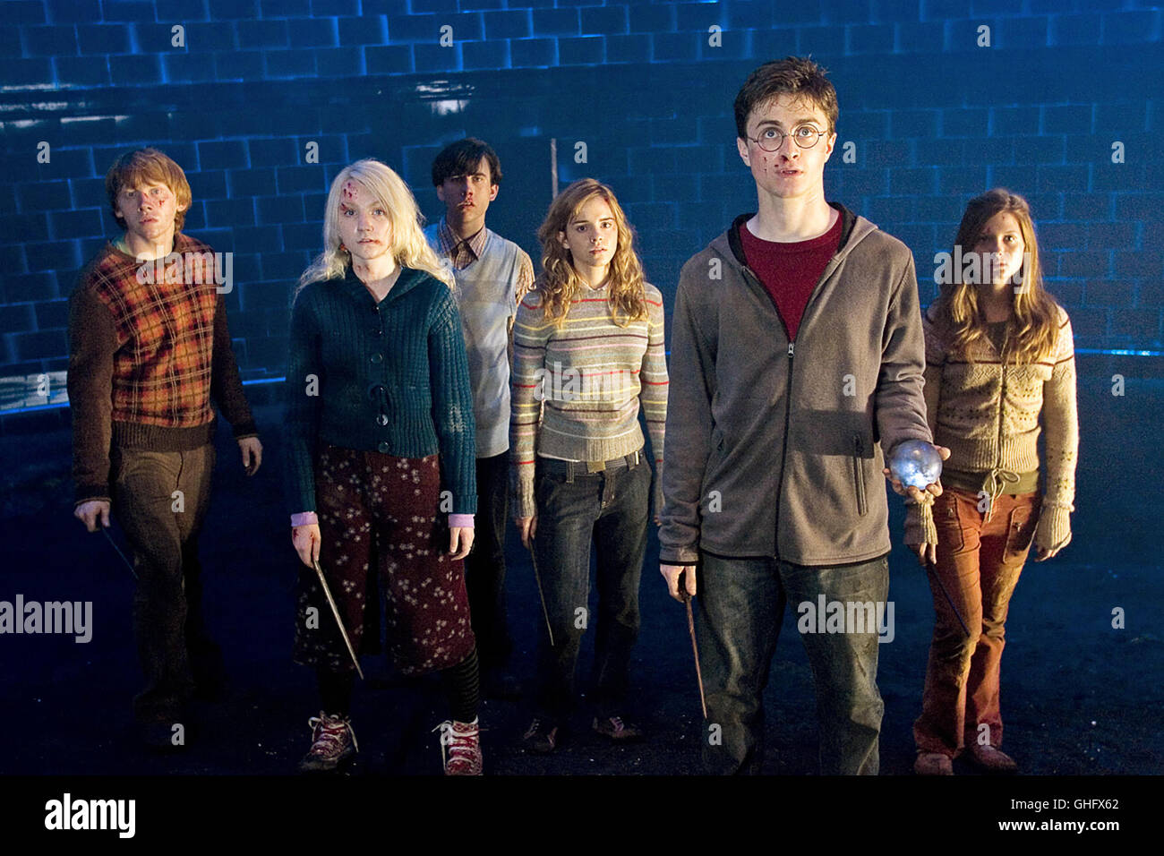 Harry Potter und der Orden des Phönix / Ron (RUPERT GRINT), Luna Lovegood (EVANNA LYNCH), Neville Longbottom (MATTHEW LEWIS), Hermine (EMMA WATSON), Harry Potter (DANIEL RADCLIFFE) and Ginny Weasley (BONNIE WRIGHT) Regie: David Yates aka. Harry Potter and the Order of the Phoenix Stock Photo