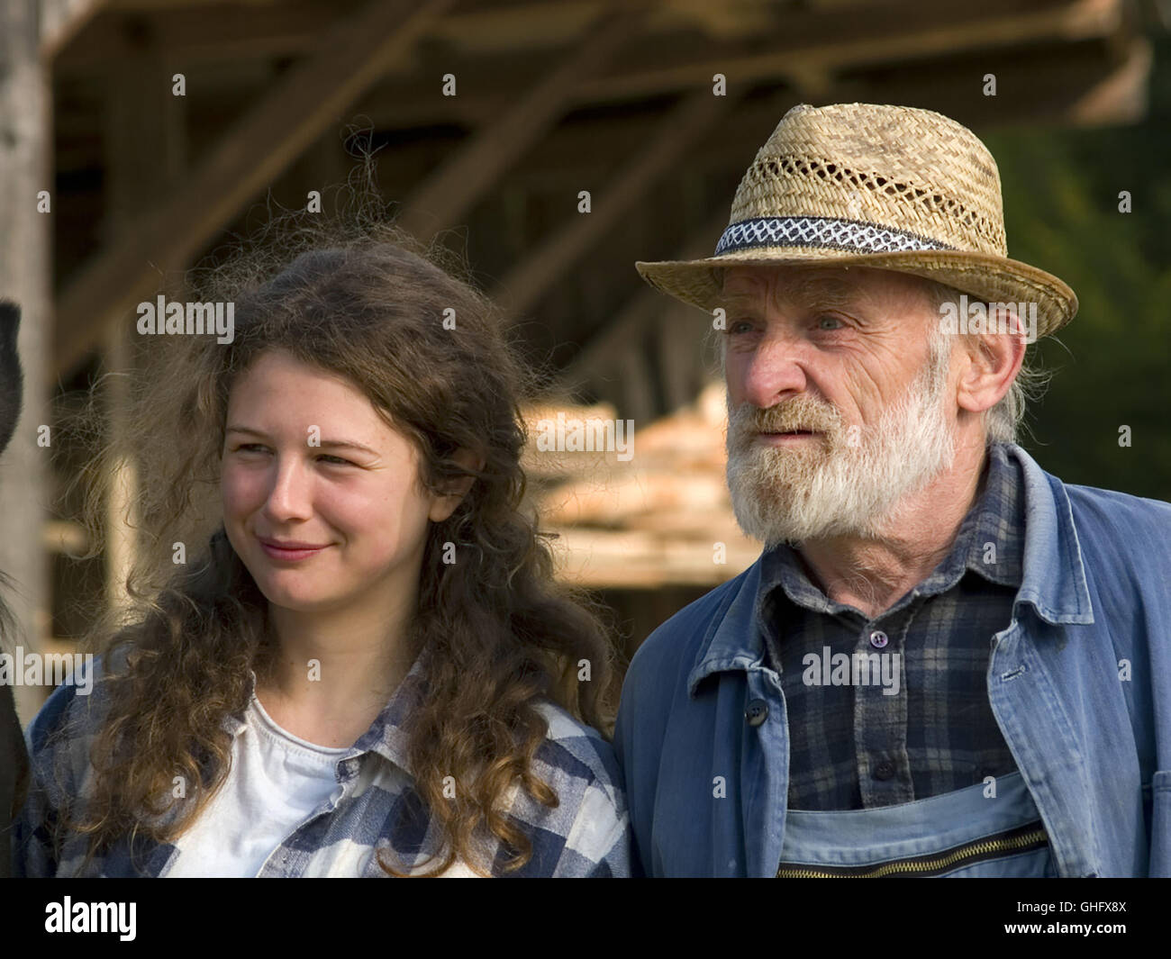 Beste Zeit / Kati (ANNA MARIA STURM) mit ihrem Großvater (PETER MITTERRUTZNER) Regie: Marcus H. Rosenmüller aka. Beste Zeit Stock Photo
