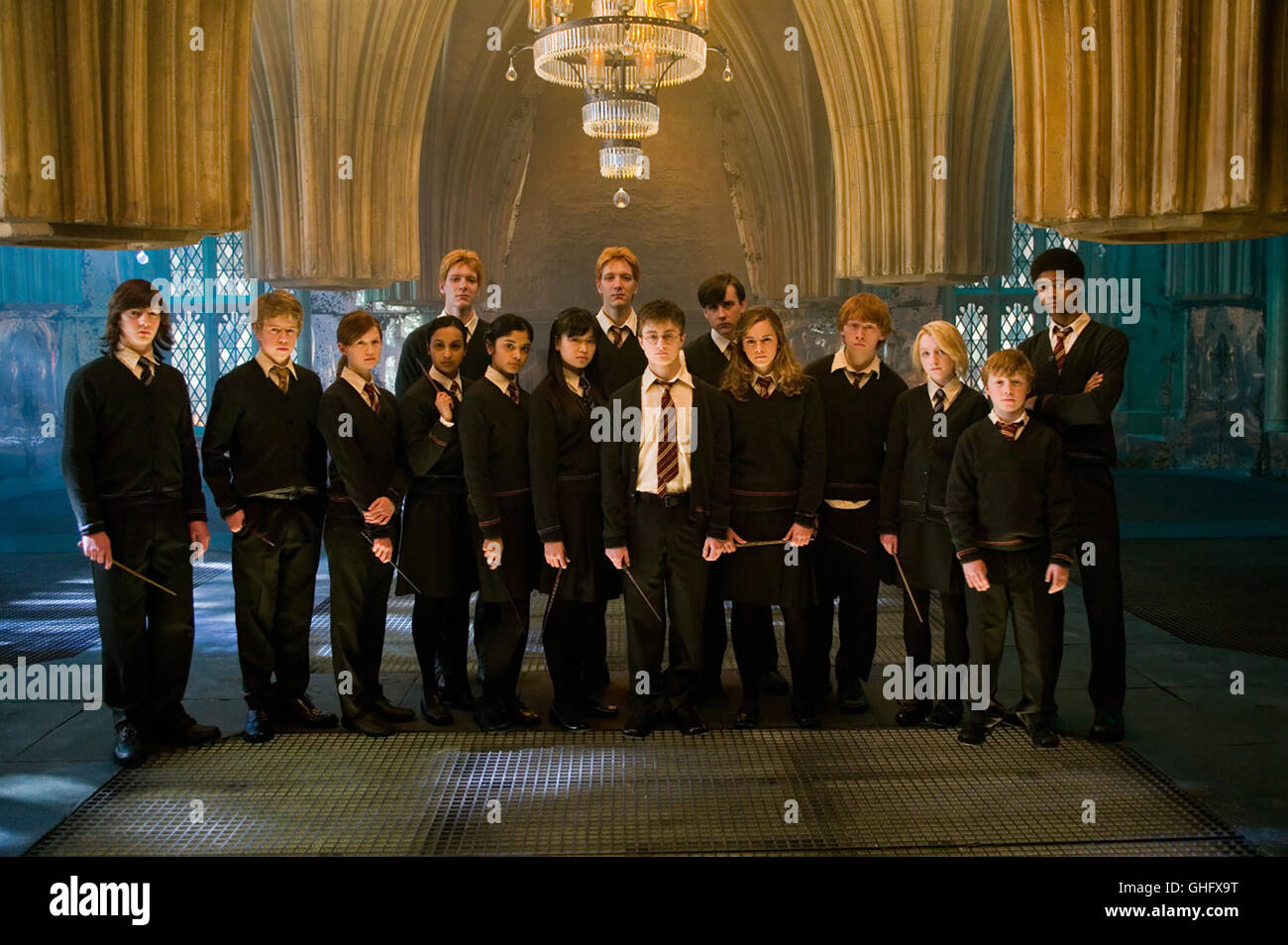 Harry Potter und der Orden des Phönix / Dumbledore's Army - Der Orden des Phönix: Slightly Creepy Boy (RYAN NELSON), Zacharias Smith (NICKSHRIM), Ginny (BONNIE WRIGHT), Parvati Patil (SHEFALI CHOWDHURY), George Weasley (OLIVER PHELPS), Padma Patil (AFSHAN AZAD), Cho Chang (KATIE LEUNG), Fred Weasley ( JAMES PHELPS) Harry (DANIEL RADCLIFFE), Neville Longbottom (MATTHEW LEWIS), Hermine ( EMMA WATSON), Ron (RUPERT GRINT), Luna (EVANNA LYNCH), Nigel (WILLIAM MELLING) and Dean Thomas (ALFRED ENOCH) Regie: David Yates aka. Harry Potter and the Order of the Phoenix Stock Photo
