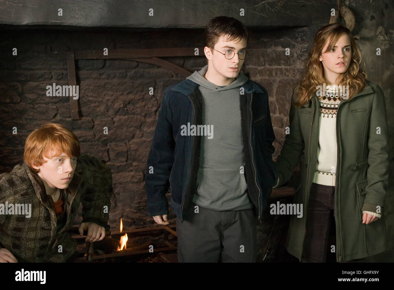 Harry Potter und der Orden des Phönix / Ronald Weasley (RUPERT GRINT), Harry Potter (DANIEL RADCLIFFE) and Hermine Granger (EMMA WATSON) Regie: David Yates aka. Harry Potter and the Order of the Phoenix Stock Photo