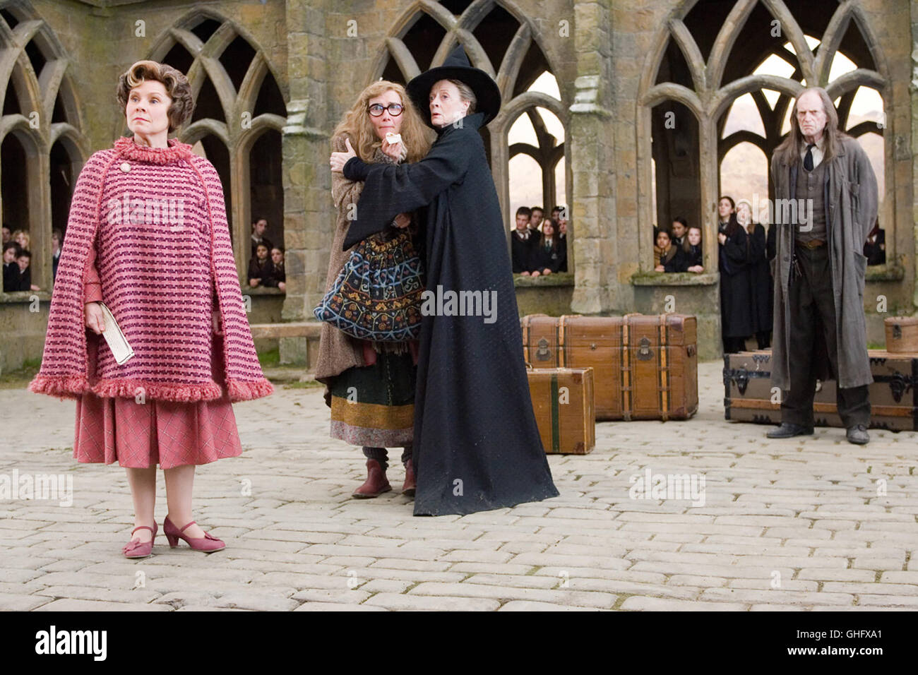 Harry Potter und der Orden des Phönix / Dolores Umbridge (IMELDA STAUNTON),  Sibyll Trelawney (EMMA THOMPSON), Prof, McGonagall (MAGGIE SMITH) and Argus  Filch (DAVID BRADLEY) Regie: David Yates aka. Harry Potter and
