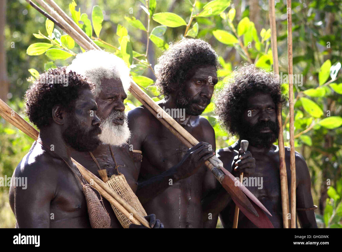 10 Kanus, 150 Speere und 3 Frauen / Crusoe Kurddal Birrinbirrin (RICHARD BIRRINBIRRIN, 2.v.l.), Ridjimiraril (CRUSOE KURDDAL, 2.v.r.) Regie: Rolf de Heer aka. Ten Canoes Stock Photo