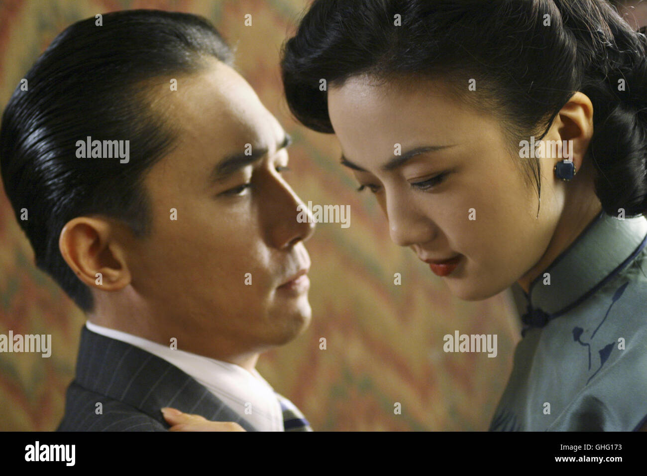 Gefahr und Begierde / TONY LEUNG (Yi) and TANG WEI (Wang Jiazhi/Mak Tai Tai) Regie: Ang Lee aka. Lust, Caution / Se, Jie Stock Photo