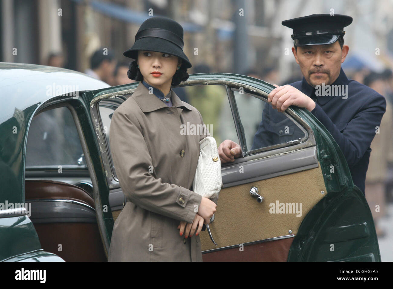 TANG WEI (Wang Jiazhi) und Chauffeur Regie: Ang Lee aka. Lust, Caution / Se jie Stock Photo