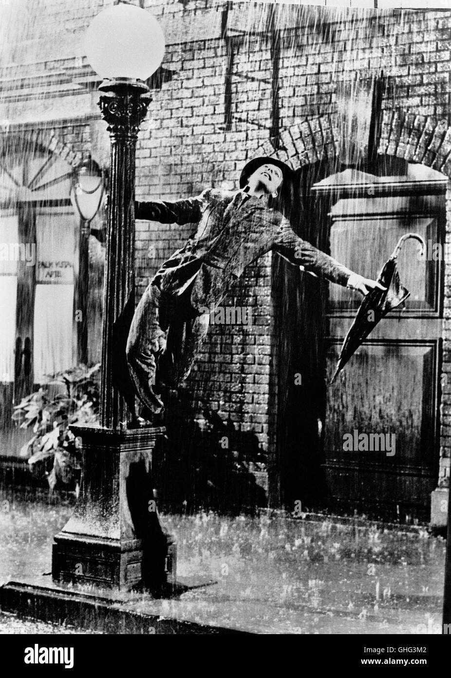 I'm singing and dancing in the rain GENE KELLY as Don Lockwood Regie