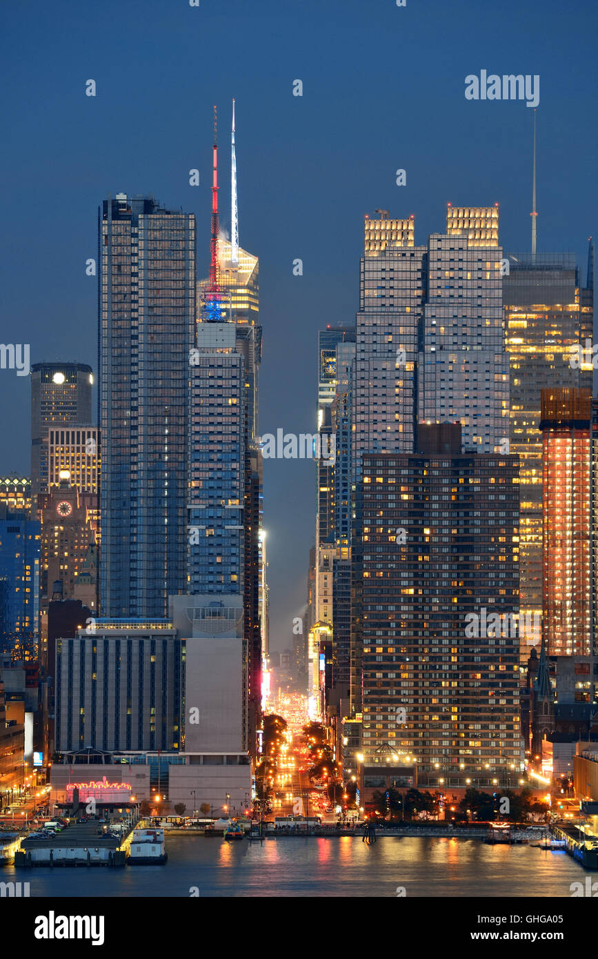 Manhattan midtown skyscrapers and New York City skyline at night Stock ...