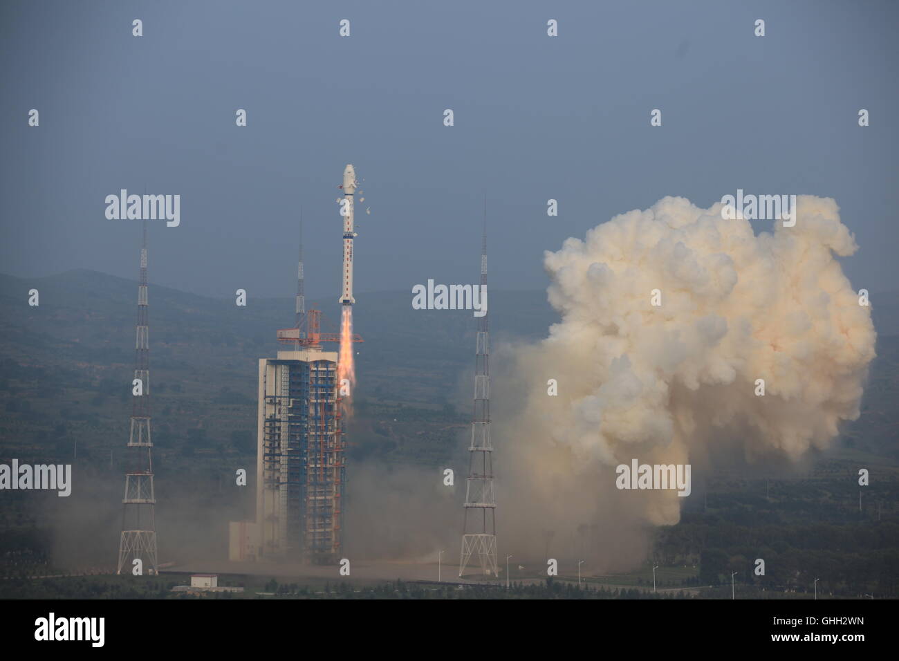 Taiyuan, China's Shanxi Province. 10th Aug, 2016. A Long March 4C rocket carrying a new high-resolution Synthetic Aperture Radar (SAR) imaging satellite blasts off at the Taiyuan Satellite Launch Center in Taiyuan, capital of north China's Shanxi Province, Aug. 10, 2016. As China's first SAR imaging satellite that is accurate to one meter in distance, it covers the globe with an all-weather, 24-hour observation service and will be used for disaster warning, weather forecasting, water resource assessments and protection of maritime rights. Credit:  Zhang Hongwei/Xinhua/Alamy Live News Stock Photo