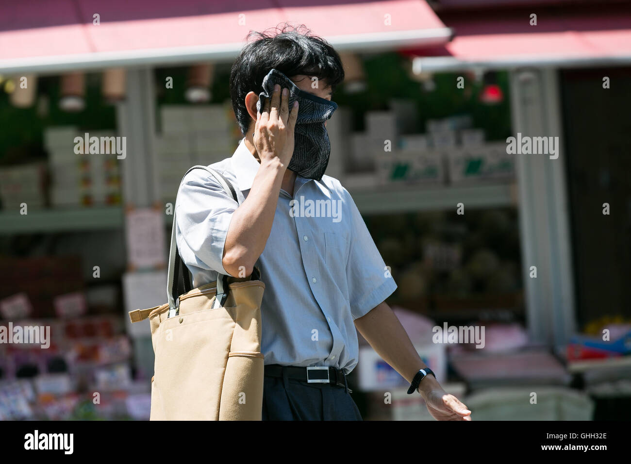 A man wipes his sweat on a hot day in downtown Tokyo on August 5, 2016, Tokyo, Japan. The Japan Meteorological Agency registered temperatures of 35C degrees in Tokyo, making this one of the hottest days of the year. The current heatwave is expected to bring hot days next week across country. The government issued heat stroke warnings because of the high temperatures. © Rodrigo Reyes Marin/AFLO/Alamy Live News Stock Photo