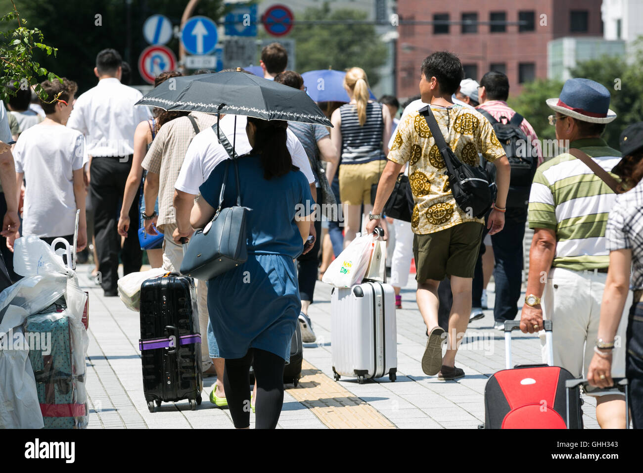 Pedestrians on a hot day in downtown Tokyo on August 5, 2016, Tokyo, Japan. The Japan Meteorological Agency registered temperatures of 35C degrees in Tokyo, making this one of the hottest days of the year. The current heatwave is expected to bring hot days next week across country. The government issued heat stroke warnings because of the high temperatures. © Rodrigo Reyes Marin/AFLO/Alamy Live News Stock Photo