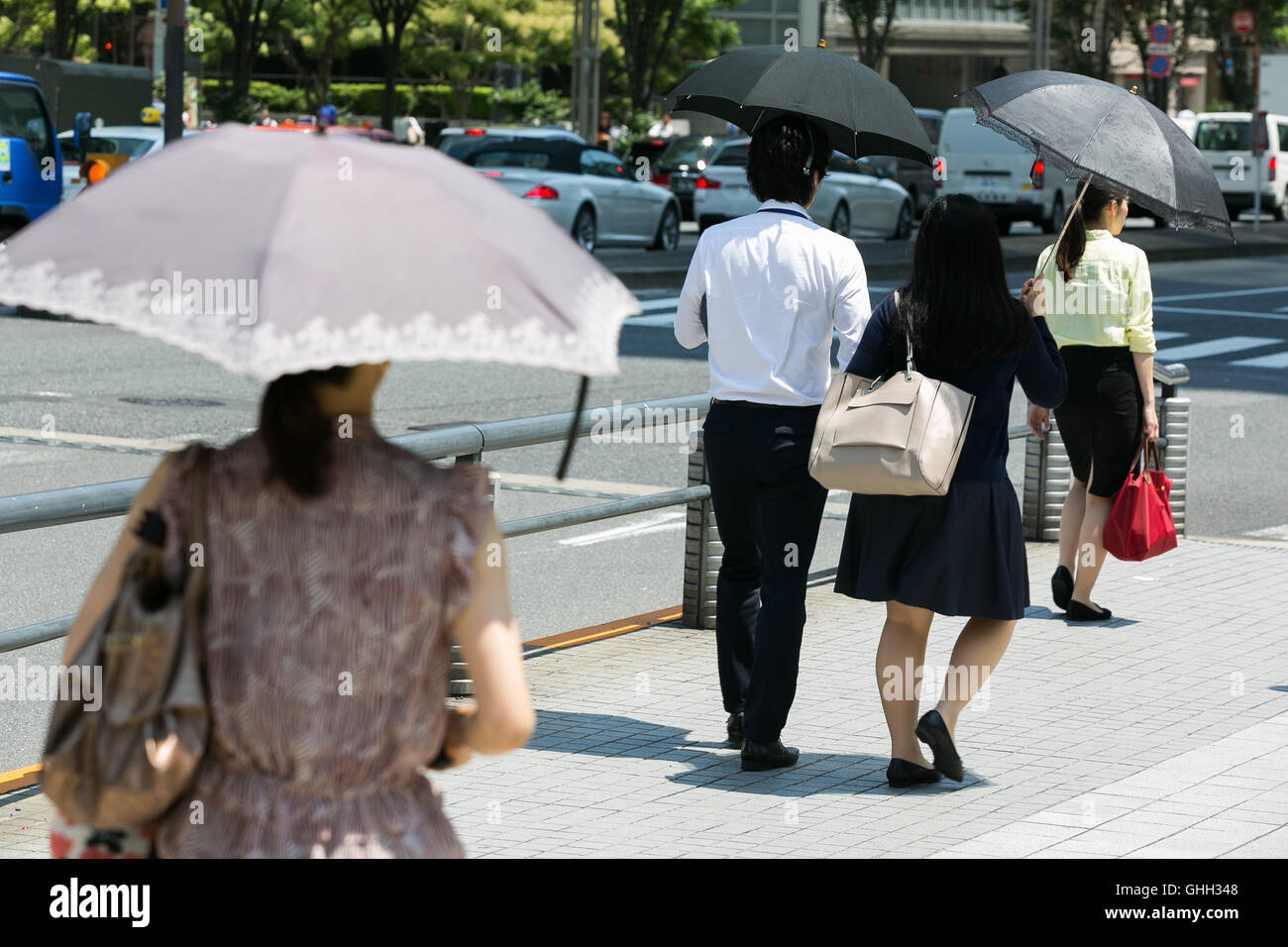 Pedestrians on a hot day in downtown Tokyo on August 5, 2016, Tokyo, Japan. The Japan Meteorological Agency registered temperatures of 35C degrees in Tokyo, making this one of the hottest days of the year. The current heatwave is expected to bring hot days next week across country. The government issued heat stroke warnings because of the high temperatures. © Rodrigo Reyes Marin/AFLO/Alamy Live News Stock Photo
