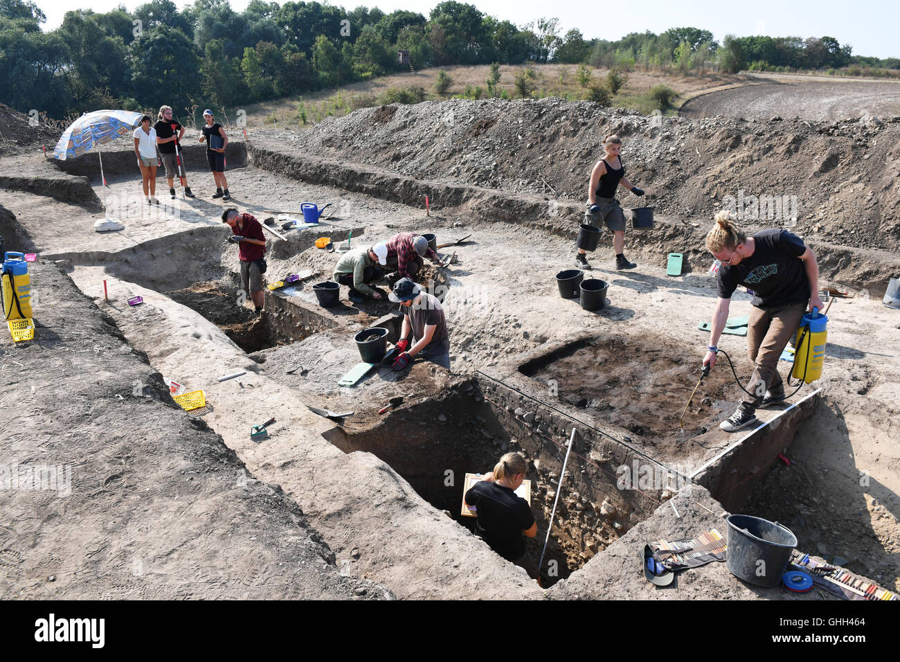 Quedlinburg, Germany. 14th Sep, 2016. Excavation works of student of the Free University Berlin in cooperation with the State Office for the Preservation of Historical Monuments and Archaeology at a 6,800-year-old ring ditch near Quedlinburg, Germany, 14 September 2016. The cult site shaped in a ring with astronomical connections used to have a diameter of 98 meters and four entrances. PHOTO: JENS KALAENE/dpa/Alamy Live News Stock Photo
