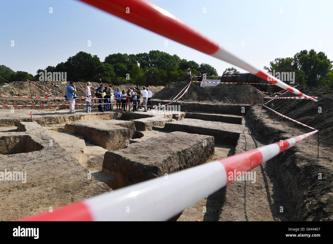 Quedlinburg, Germany. 14th Sep, 2016. Excavation works of student of the Free University Berlin in cooperation with the State Office for the Preservation of Historical Monuments and Archaeology at a 6,800-year-old ring ditch near Quedlinburg, Germany, 14 September 2016. The cult site shaped in a ring with astronomical connections used to have a diameter of 98 meters and four entrances. PHOTO: JENS KALAENE/dpa/Alamy Live News Stock Photo