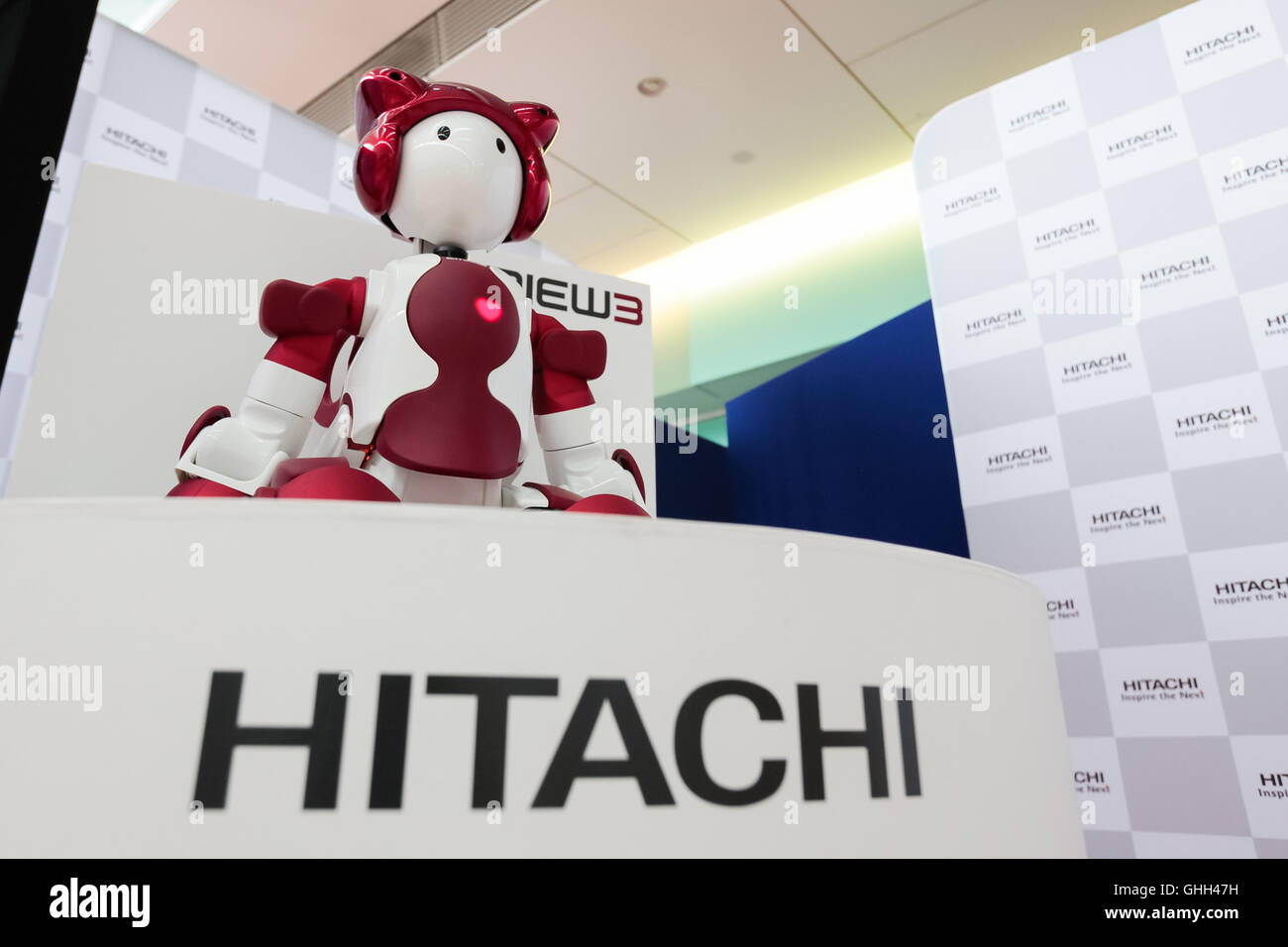 Tokyo, Japan. 14th September, 2016. Hitachi's humanoid robot EMIEW3 working as a member of staff at Tokyo International Airport domestic Terminal 2 on September 14, 2016, Tokyo, Japan. The 90 cm tall robot is programmed to interact with travelers in both English and Japanese and to guide them through the airport. Hitachi is testing its third generation humanoid robot at the airport until December 2016. Credit:  Rodrigo Reyes Marin/AFLO/Alamy Live News Stock Photo