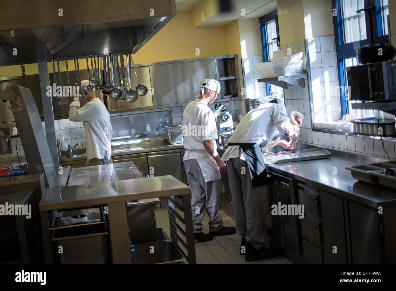 Schleswig, Germany. 13th Sep, 2016. Young prisoners work in the kitchen of the juvenile prison in Schleswig, Germany, 13 September 2016. Young prisoners are prepared for a later job and trained in the context of a job training project in the juvenile prison. PHOTO: CHRISTIAN CHARISIUS/dpa/Alamy Live News Stock Photo