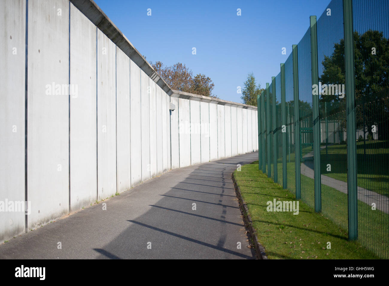 Schleswig, Germany. 13th Sep, 2016. The juvenile prison Schleswig is surrounded by a high wall and a fence in Schleswig, Germany, 13 September 2016. Young prisoners are prepared for a later job and trained in the context of a job training project in the juvenile prison. PHOTO: CHRISTIAN CHARISIUS/dpa/Alamy Live News Stock Photo