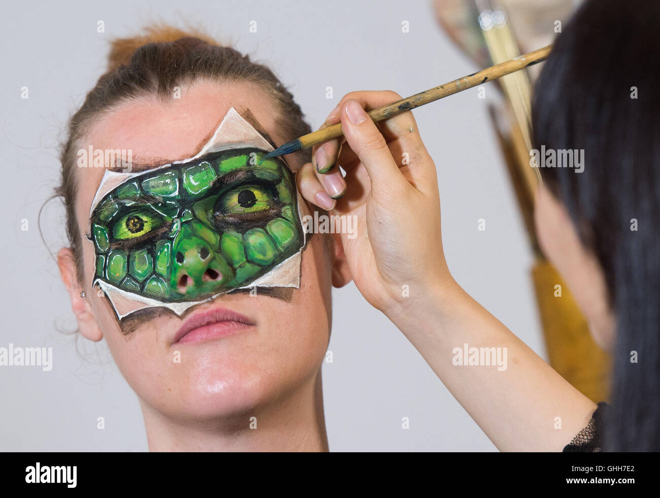 Artist body painting live model hi-res stock photography and images - Alamy