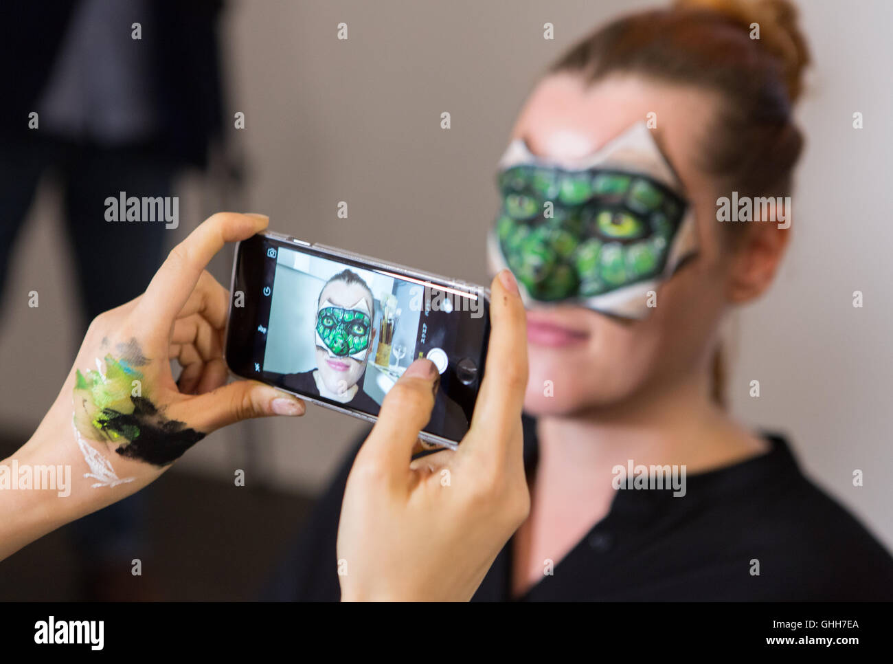 Artist body painting live model hi-res stock photography and images - Alamy