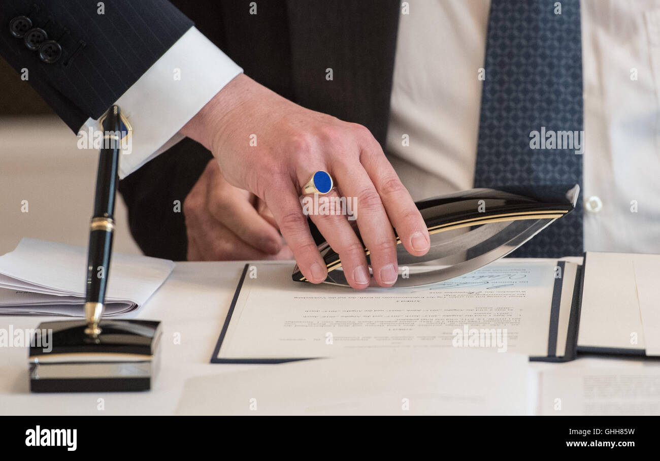 Wiesbaden, Germany. 28th Sep, 2016. An assistant of the chancellery