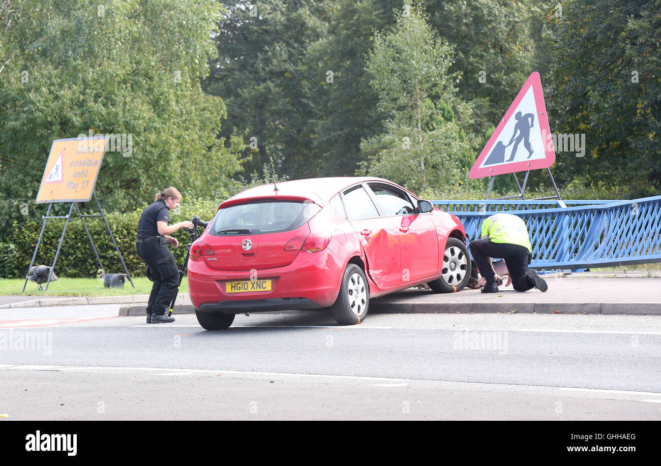 Basingstoke, Hampshire Wednesday 28th September 2016 Police are dealing with a serious road traffic collision involving two vehicles and a pedestrian on Worting Road, Basingstoke. Emergency services were called at 9.34am to reports of a collision between a red Vauxhall Astra, a silver Vauxhall Vectra, and a pedestrian. A man in his 20's been flown to a Southampton hospital with serious life threatening injuries after being knocked from the bridge on to the A340 below. As a result of the collision, a man has fallen on to Ringway West below and sustained serious injuries. Credit:  uknip/Alamy Li Stock Photo