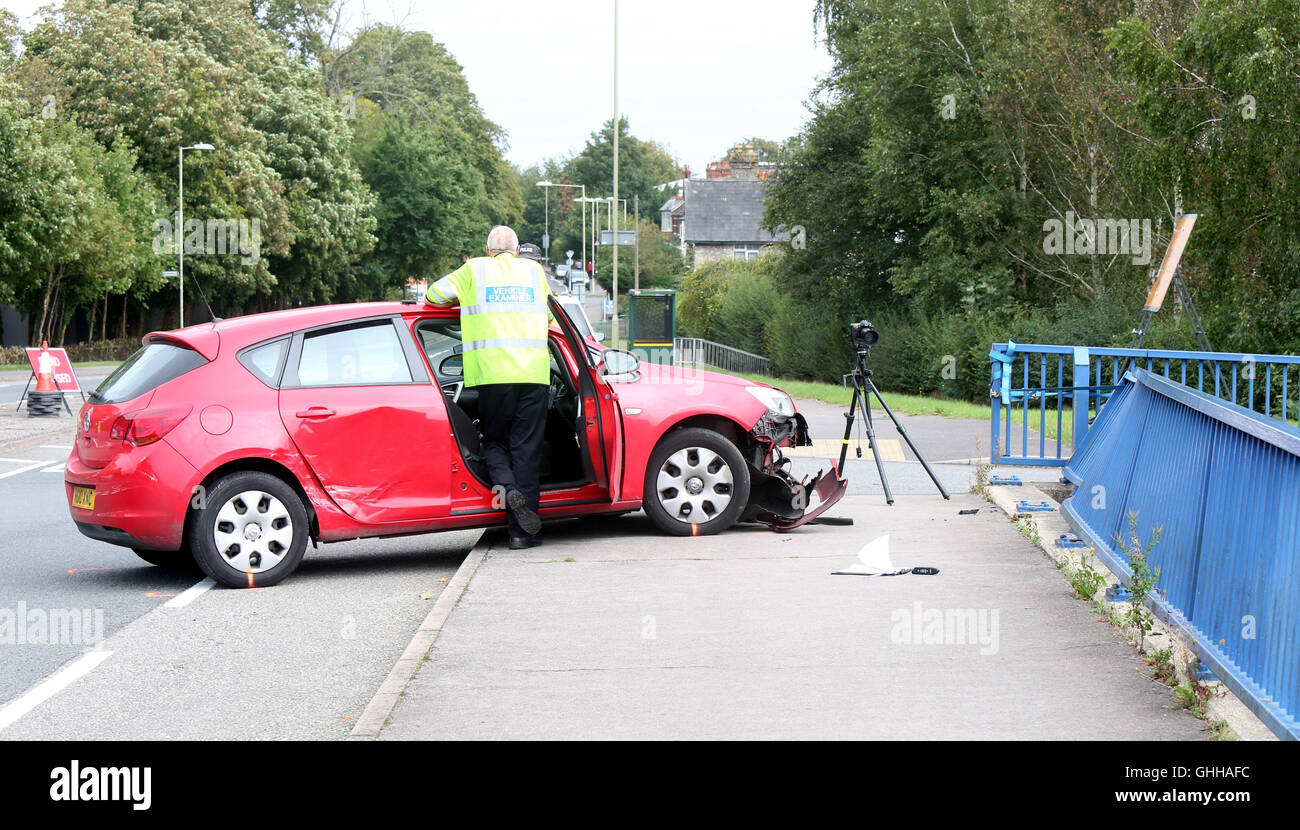 Basingstoke, Hampshire Wednesday 28th September 2016 Police are dealing with a serious road traffic collision involving two vehicles and a pedestrian on Worting Road, Basingstoke. Emergency services were called at 9.34am to reports of a collision between a red Vauxhall Astra, a silver Vauxhall Vectra, and a pedestrian. A man in his 20's been flown to a Southampton hospital with serious life threatening injuries after being knocked from the bridge on to the A340 below. As a result of the collision, a man has fallen on to Ringway West below and sustained serious injuries. Credit:  uknip/Alamy Li Stock Photo