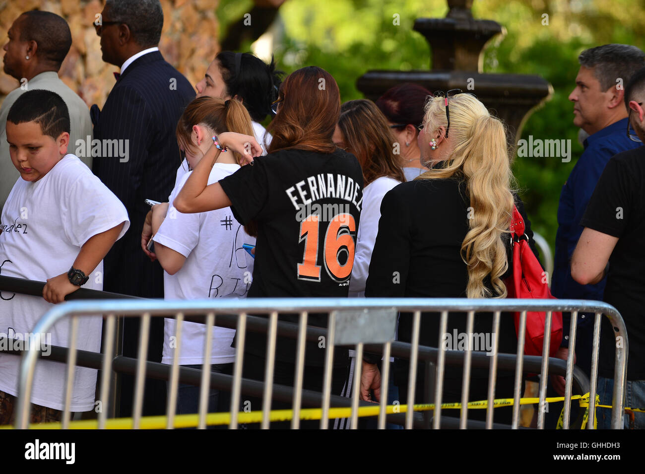 Miami, FL, USA. 28th Sep, 2016. Miami Marlins fans pay their respects to Miami Marlins pitcher Jose Fernandez (#16) during the public viewing at St. Brendan Catholic Church on September 28, 2016 in Miami, Florida. Mr. Fernandez was killed in a weekend boat crash in Miami Beach along with two friends. Credit:  Mpi10/Media Punch/Alamy Live News Stock Photo