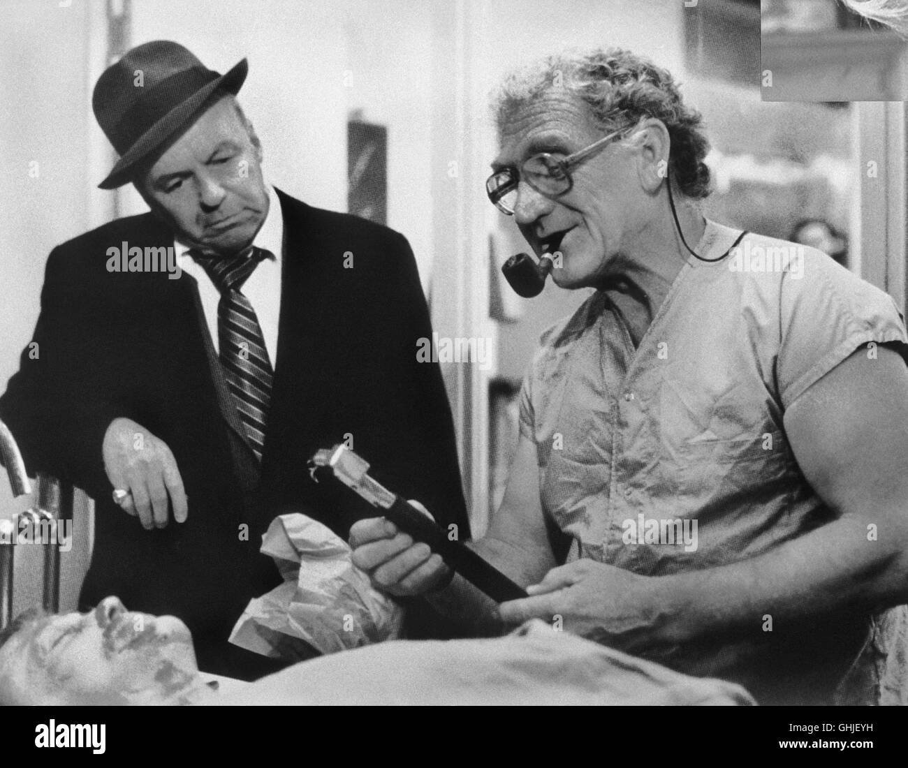 FRANK SINATRA (Edward Delaney) and JAMES WHITMORE (Dr. Sanford Ferguson) Regie: Brian G. Hutton aka. The First Deadly Sin Stock Photo
