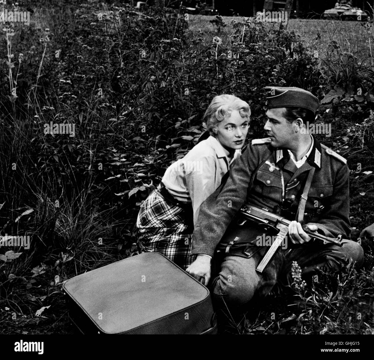 RENATE EWERT (Barbara) und JOACHIM FUCHSBERGER (Leutnant Asch) Regie: Paul May Stock Photo
