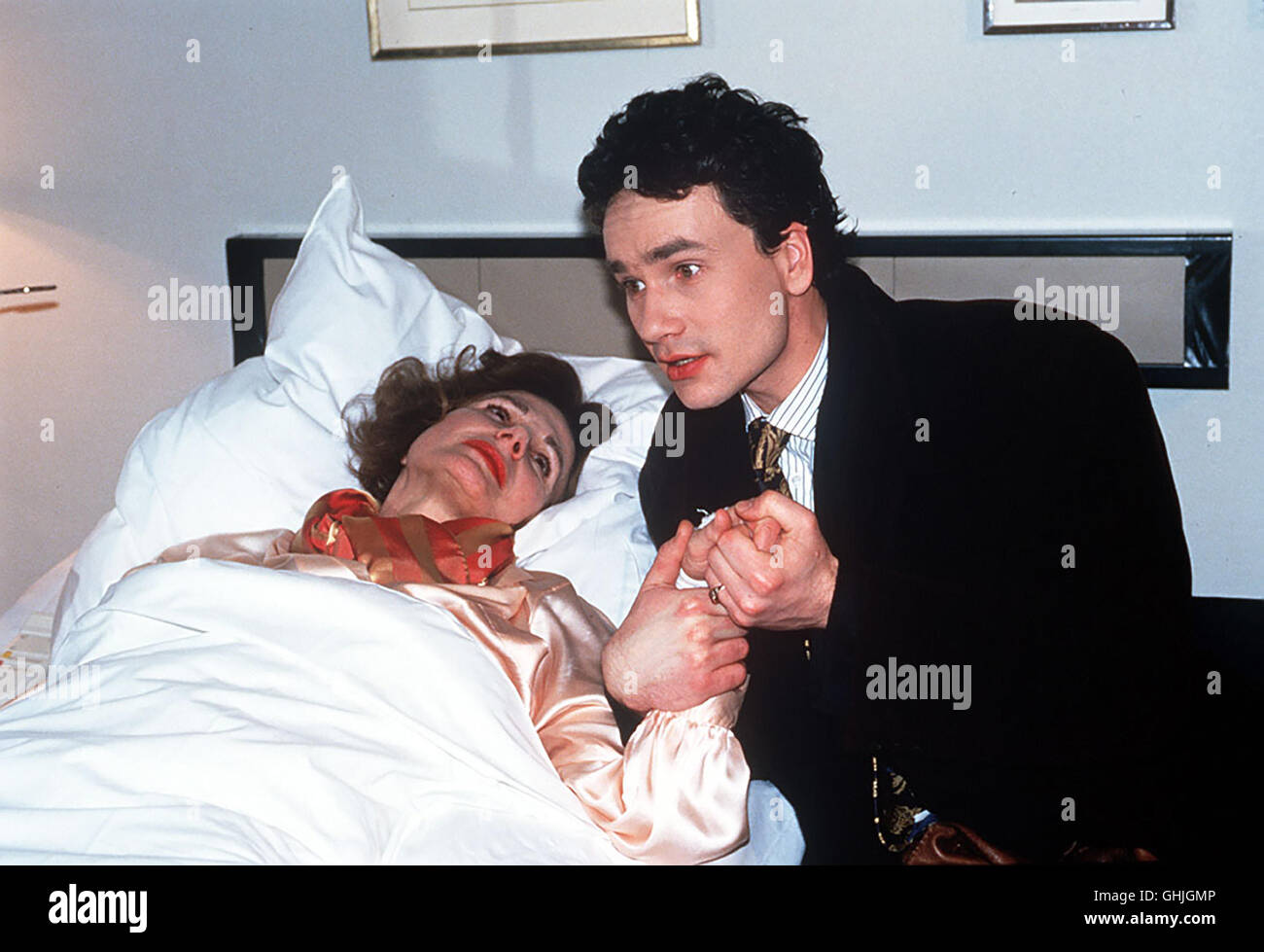 Martin (INGO HÜLSMANN) besucht seine Mutter Ria (CAROLA REGNIER), die nach einem Selbstmordversuch im Krankenhaus liegt... aka. Der KÜnig ist tot Stock Photo