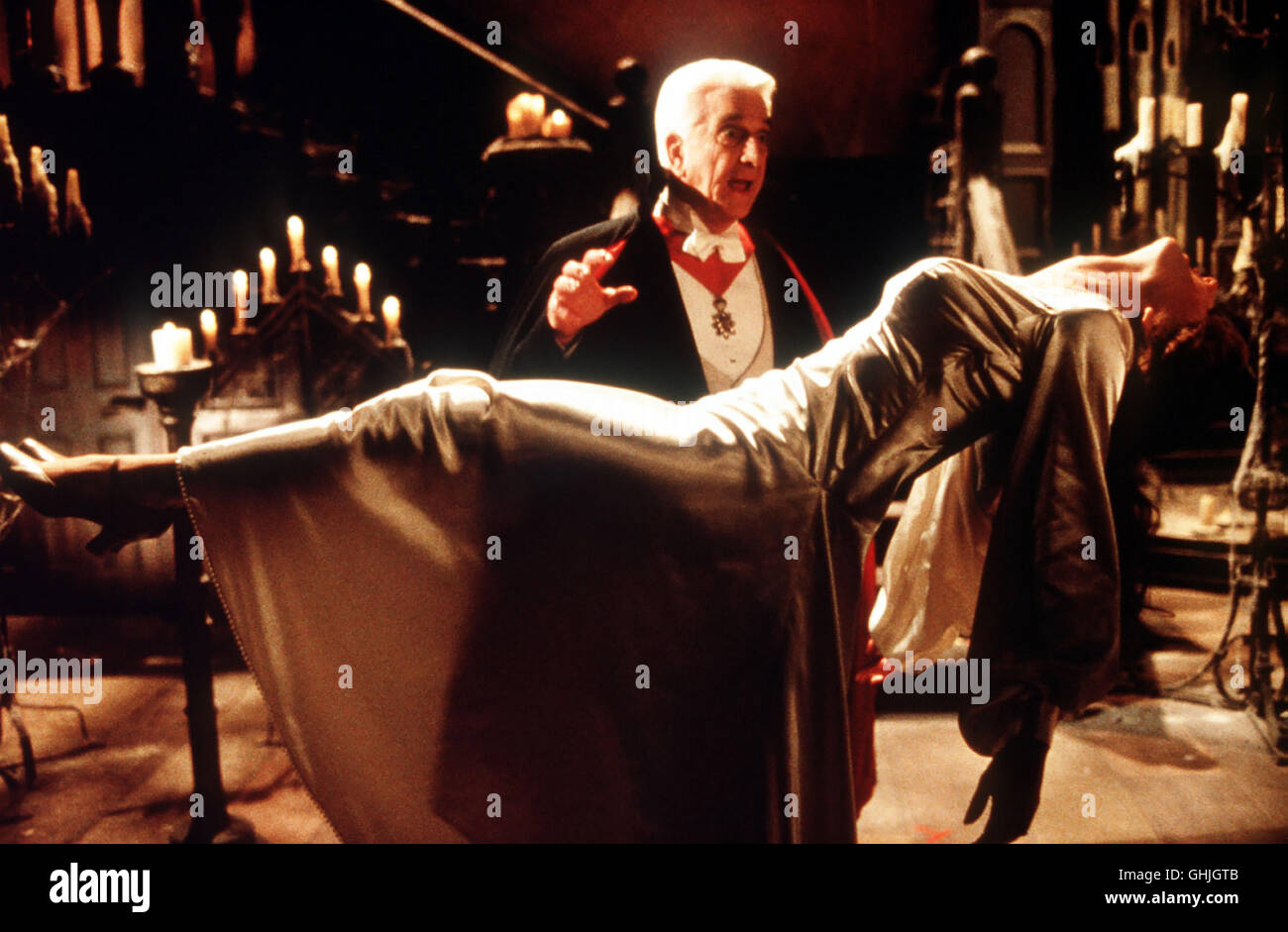 Mel Brooks, der erfolgreichste Lästerer der Filmgeschichte, nimmt sich diesmal des Vampirgenres an. Heraus kommt die witzigste Version der klassischen Dracula-Geschichte mit einem umwerfenden Leslie Nielsen als trotteliger Blutsauger, der es auf schwanenhafte Damenhälse abgesehen hat. Szene mit LESLIE NIELSEN Regie: Mel Brooks aka. Dracula - Dead And Loving It Stock Photo