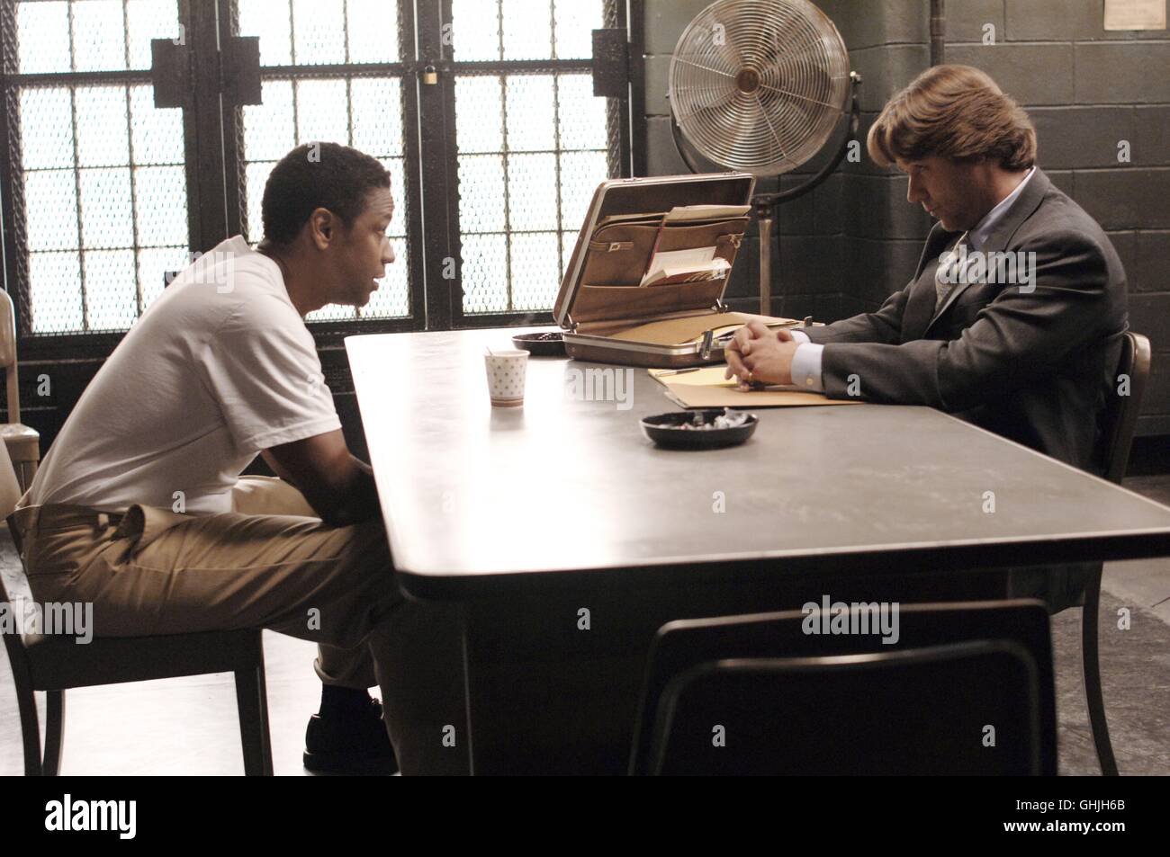 American Gangster / Gangster Frank Lucas (DENZEL WASHINGTON) discusses a deal with outcast cop Richie Roberts (RUSSELL CROWE) in the true juggernaut success story of a cult hero from the streets of 1970s Harlem: American Gangster.   Regie: Ridley Scott aka. American Gangster Stock Photo