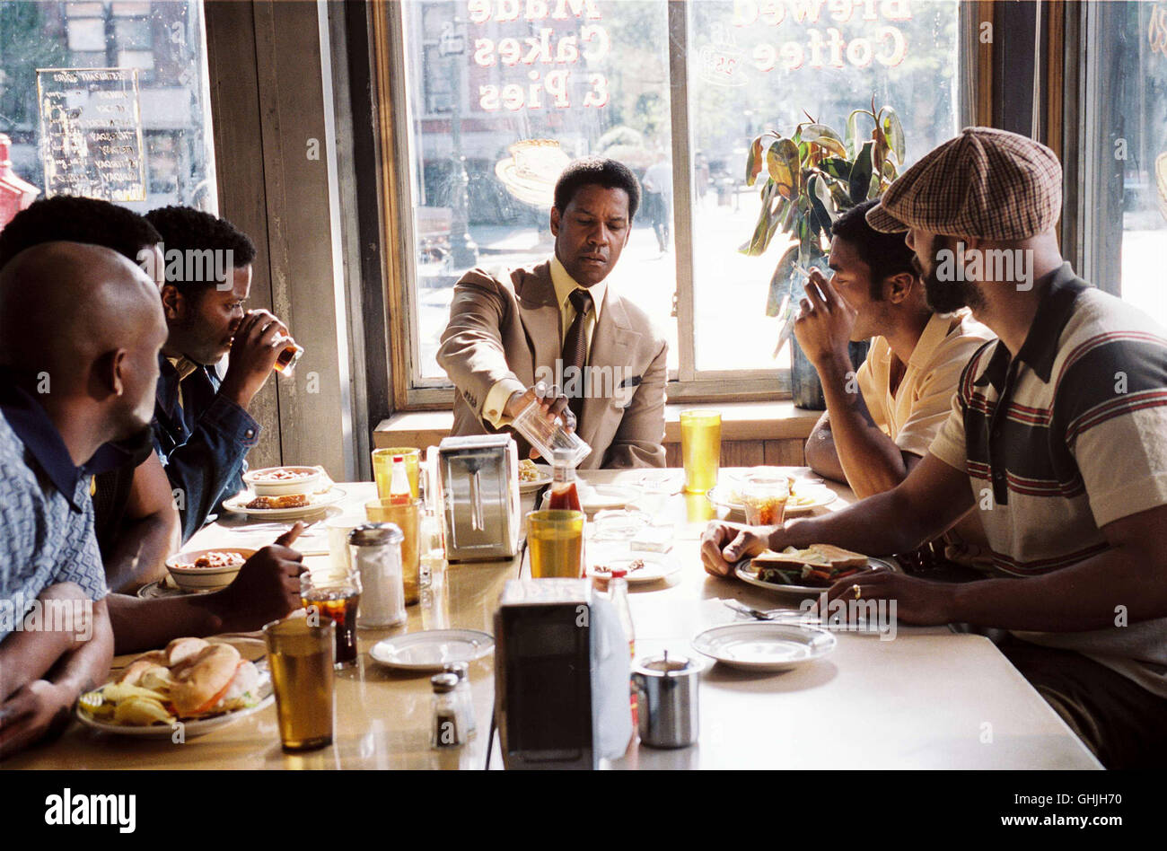 American Gangster / Gangster Frank Lucas (DENZEL WASHINGTON) gives his brothers a hard lesson in business Regie: Ridley Scott aka. American Gangster Stock Photo