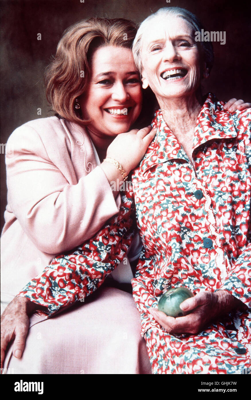 Die alte Ninny (JESSICA TANDY) zieht Evelyn (KATHY BATES) mit der