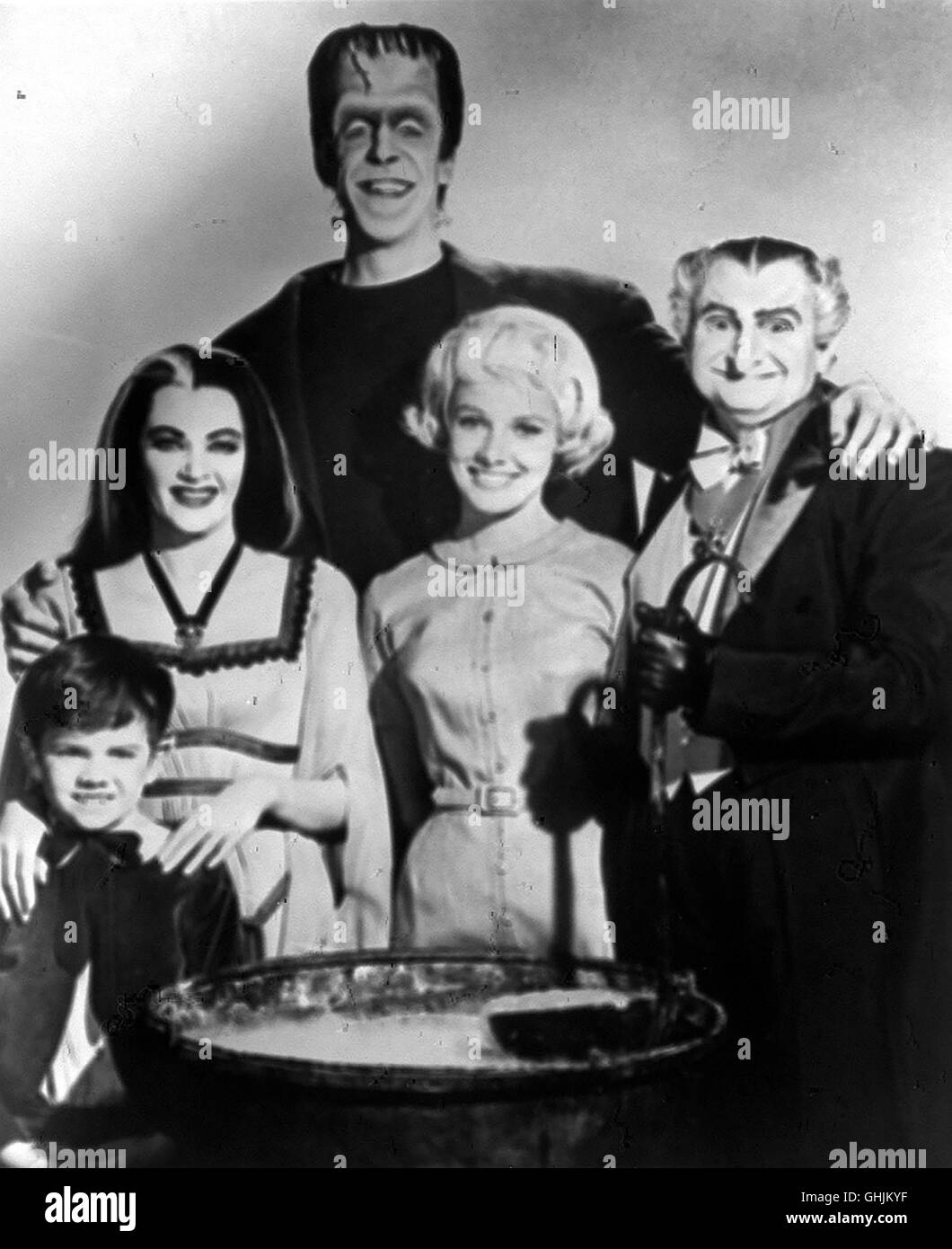 BUTCH PATRICK als Eddie YVONNE DE CARLO als Lily FRED GWYNNS als Herman BEVERLY OWEN als Marilyn AL LEWIS als Opa Regie: Lawrence Dobkin aka. The Munsters: 1. Das Kostümfest Stock Photo