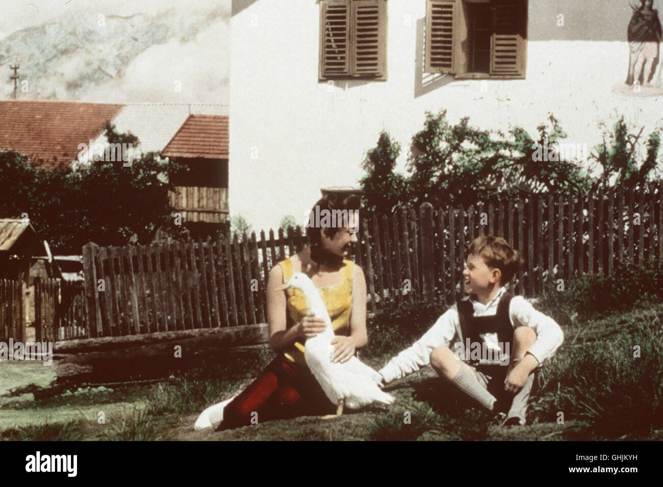 Der Schriftsteller Erik Kramer und seine Frau, die Schauspielerin Nora haben sich auseinandergelebt. Ihre Tochter Evi (CHRISTINE KAUFMANN), ein sehr sensibles Kind, spürt das und leidet sehr darunter. Als Erik Kramer mit seiner Tochter in den Urlaub nach Tirol fährt, freundet Evi sich mit dem kleinen Pauli Engel (PAULI ENGEL)) an; bei ihm zu Hause wird Musik großgeschrieben... Regie: Alfred Lehner Stock Photo
