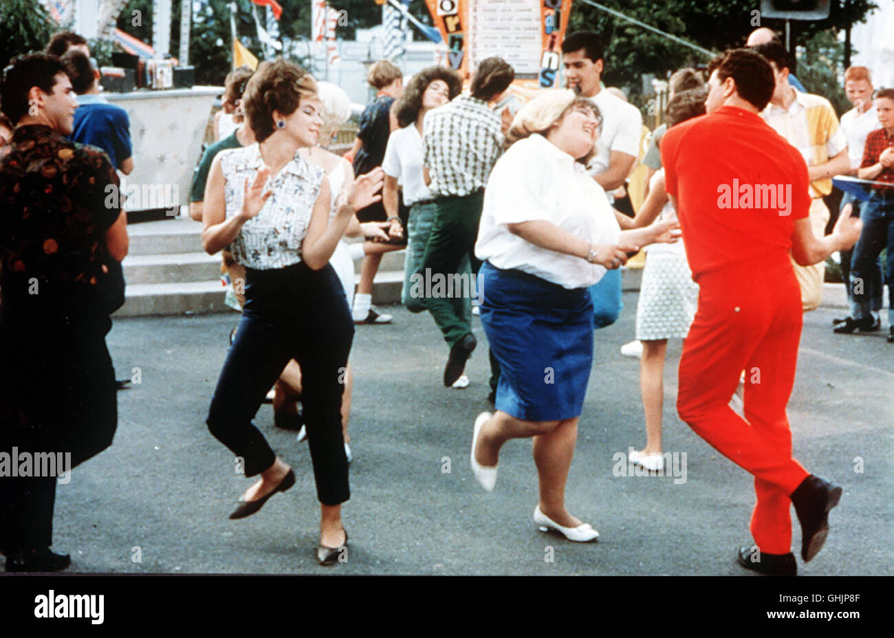 Baltimore 1962 - Das schwarze Pummelchen Tracy rechnet sich wenig Chancen aus, einmal beim beliebten Tanzwettbewerb in der Corny-Collins-Show auf-treten zu dürfen. Eines Tages klappt es doch - zum Ärger ihrer schärfsten Konkurrentin, der hübschen und eitlen Amber, der sie prompt den Rang abläuft. Szene mit RICKY LAKE (2.v.r.) als Tracy Turnblad Regie: John Waters aka. Hairspray Stock Photo