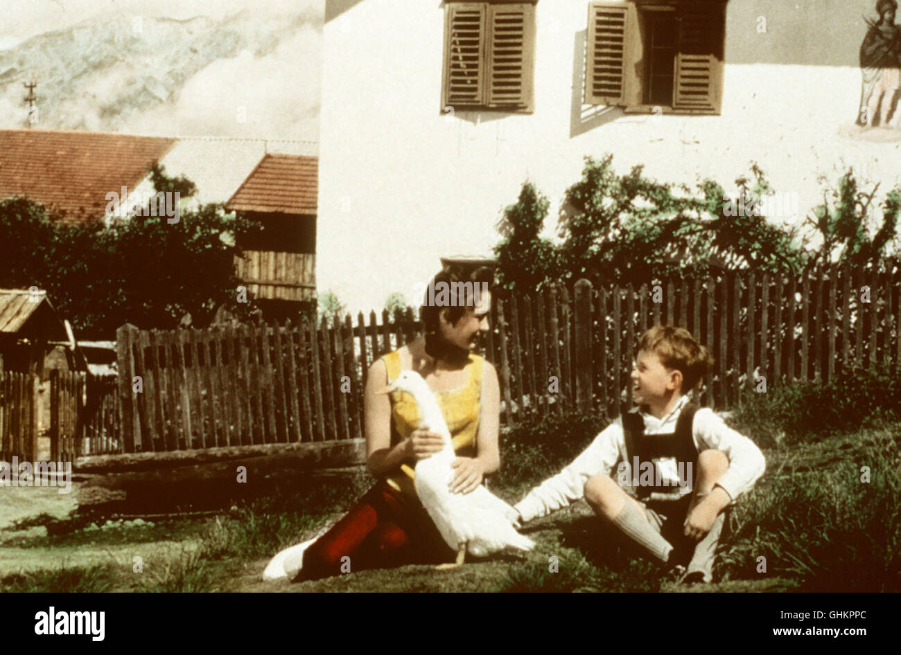 Der Schriftsteller Erik Kramer und seine Frau, die Schauspielerin Nora haben sich auseinandergelebt. Ihre Tochter Evi (CHRISTINE KAUFMANN), ein sehr sensibles Kind, spürt das und leidet sehr darunter. Als Erik Kramer mit seiner Tochter in den Urlaub nach Tirol fährt, freundet Evi sich mit dem kleinen Pauli Engel (PAULI ENGEL) an, bei ihm zu Hause wird Musik großgeschrieben... Regie: Alfred Lehner Stock Photo