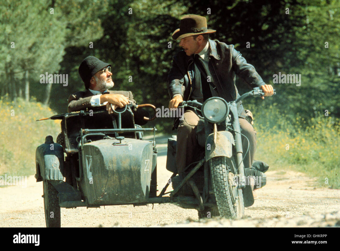 Bevor sich Indiana Jones (HARRISON FORD, r.) auf die Jagd nach dem Heiligen Gral macht, muß er erst noch seinen Vater Henry Jones (SEAN CONNERY) befreien, der von den Nazis entführt wurde. Regie: Steven Spielberg aka. Indiana Jones and the Last Crusade Stock Photo