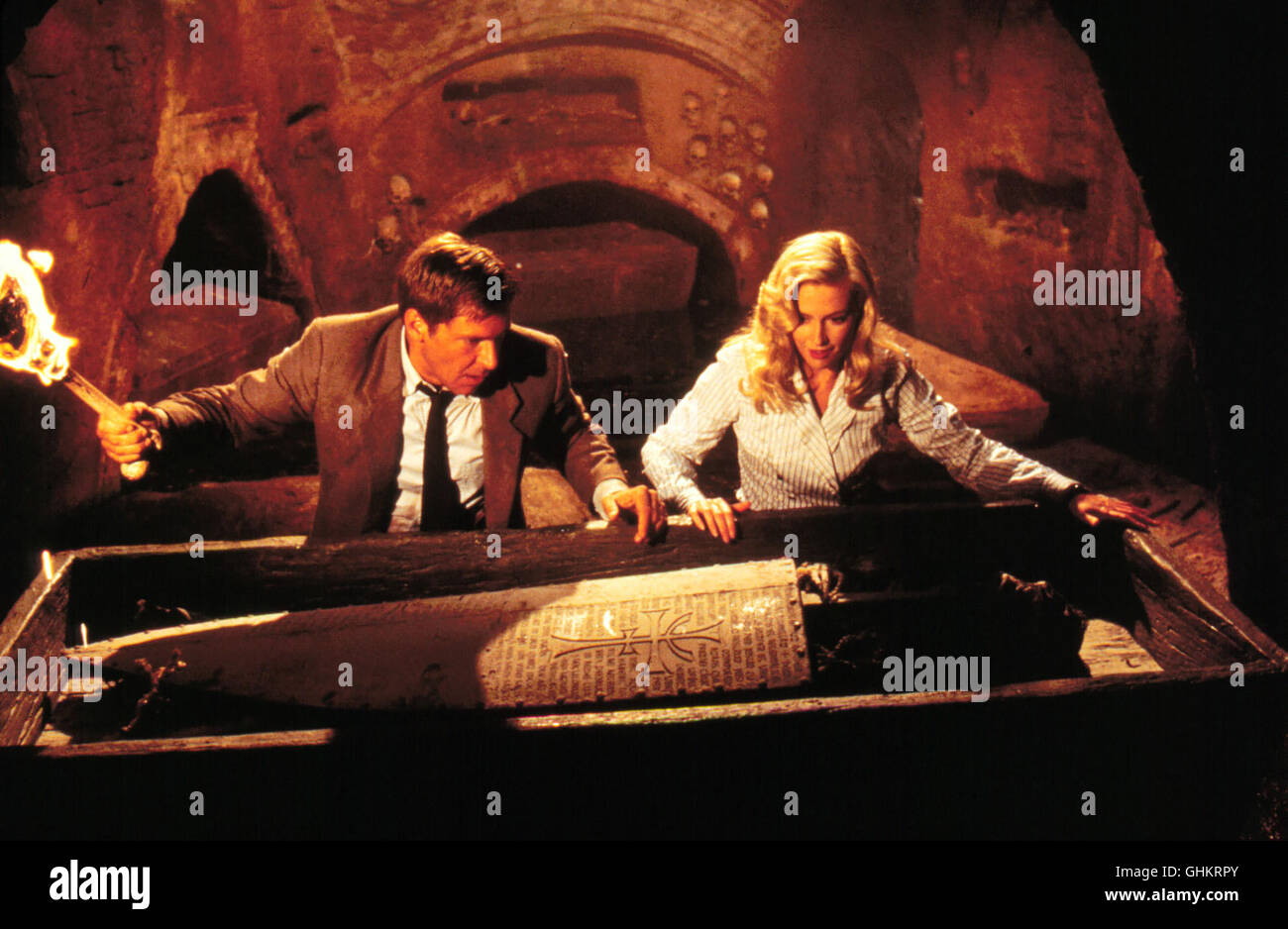 Die hübsche Elsa (ALISON DOODY) steh Indiana Jones (HARRISON FORD) zur Seite und bis sie den sagenumwobenen Kelch gefunden haben, gilt es noch manches Abenteuer zu bestehen... Regie: Steven Spielberg aka. Indiana Jones and the Last Crusade Stock Photo