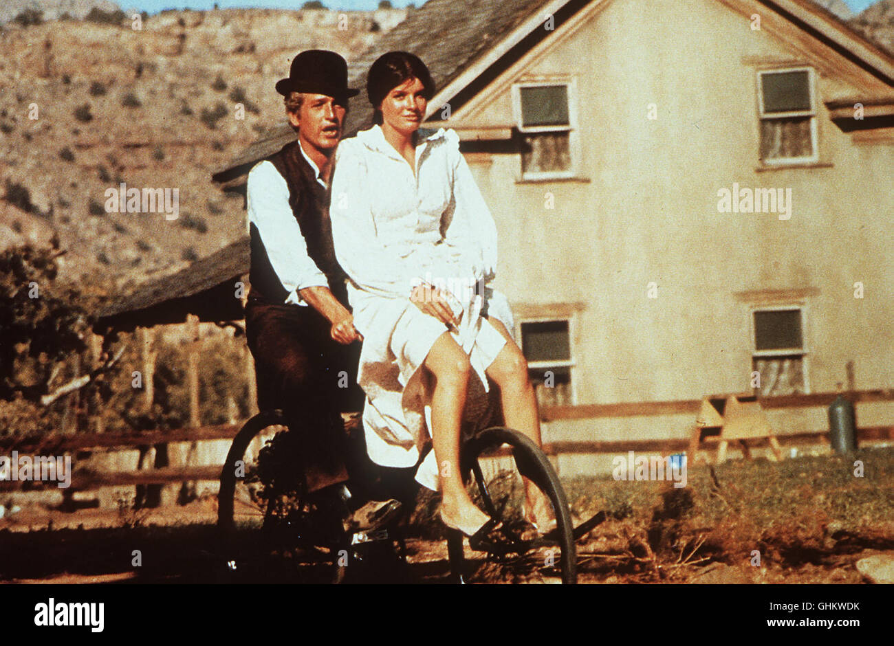Die berüchtigten Banditen Butch (PAUL NEWMAN) und Sundance überfallen bereits zum zweiten Mal den gleichen Geldtransport. Diesmal mißlingt der Coup und sie flüchten mit Sundance Freundin Etta (KATHARINE ROSS) nach Bolivien. Regie: George Roy Hill aka. Butch Cassidy and the Sundance Kid Stock Photo