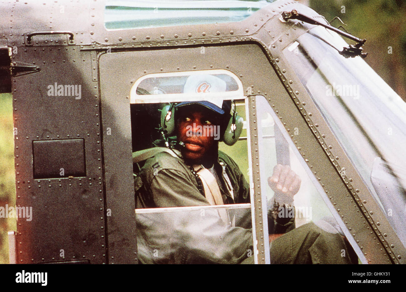 BAT 21 - Mitten im Feuer Süd-Vietnam 1968: Bei einem Aufklärungsflug wird Lieutenant Colonel Iceal Hambleton abgeschossen - er muß mitten im feindlichen Gebiet abspringen. Major Dennis Clark (DANNY GLOVER), Pilot einer kleinen Kundschafter-Propellermaschine, soll nun Hambleton ausfindig machen. Regie: Peter Markle aka. BAT 21 Stock Photo