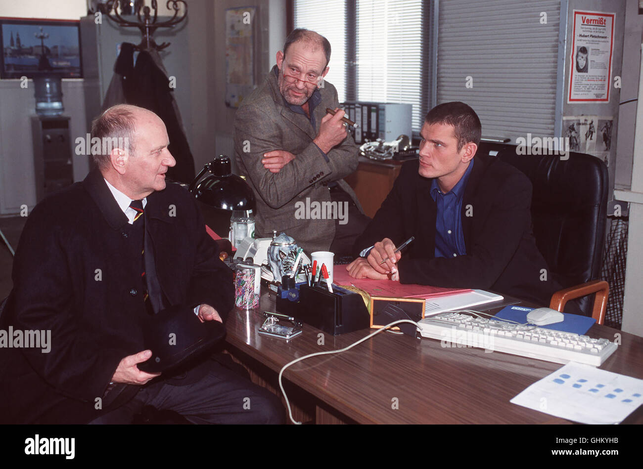 Herr Brebeck (ROLF NAGEL) wird von HKommissar Bellmann (MICHAEL MENDL) und  Kommissar Graf (GÖTZ OTTO) vernommen... Regie: Thomas Jauch aka. The Blond  Baboon Stock Photo - Alamy