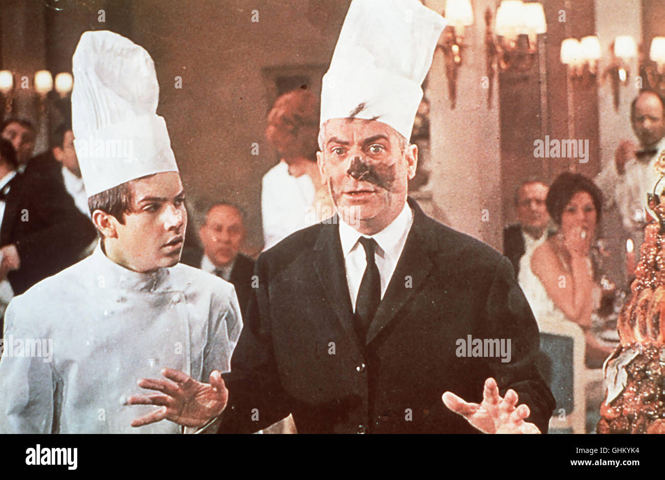 Monsieur Septime (LOUIS DE FUNES) ist der Besitzer eines Pariser Gourmet-Tempels. Um die Qualität seines Restaurants zu überprüfen, pflegt er des öfteren sein eigenes Lokal inkognito zu besuchen und sich dabei als besonders schwieriger und heikler Gast zu geben. Als der südamerikanische Präsident Novales seinen Besuch ansagt, kommt es zum Chaos: Der Koch serviert seine 'Bombe surprise' und löscht dabei das Licht, danach ist der Präsident spurlos verschwunden. Nun beginnt eine wilde Jagd. Regie: Jacques Besnard aka. Le Grand Restaurant Stock Photo