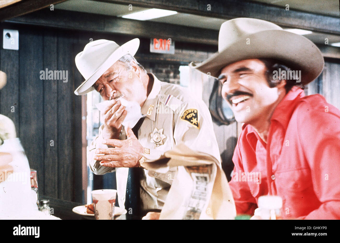 Eine Wette um einen Biertransport löst eine wilde Verfolgungsjagd aus... Bild: JACKIE GLEASON (Sheriff Buford T. Justice), BURT REYNOLDS (Bandit) Regie: Hal Needham aka. Smokey And The Bandit Stock Photo