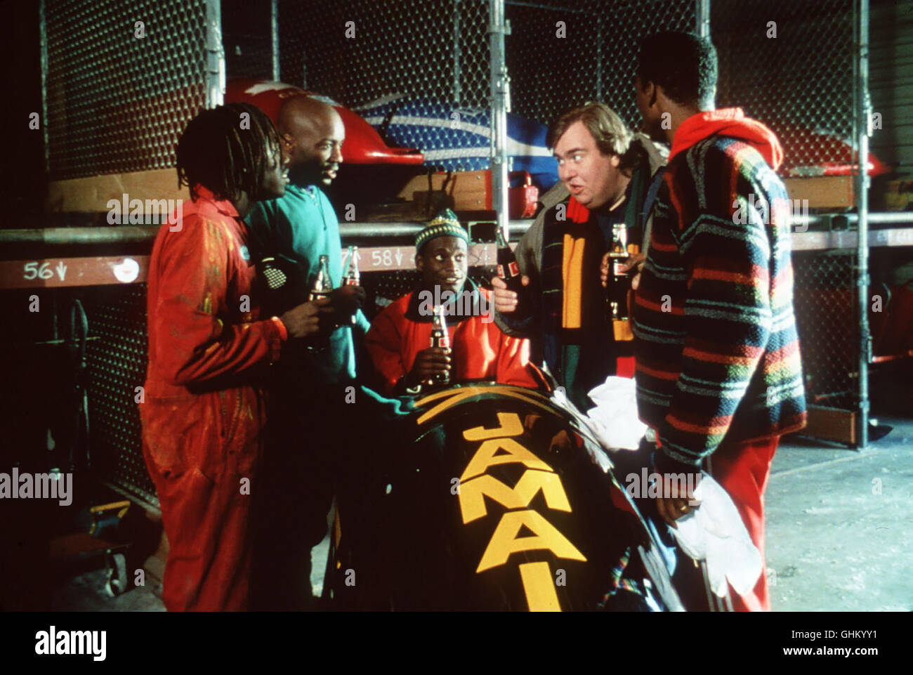 Vier junge Jamaikaner versuchen sich erfolgreich auf dem ungewohnten sportlichen Terrain des Bobfahrens. Bild: Trainer Irv (JOHN CANDY) erklärt Sanka (DOUG E. DOUG) Yul (YOBA MALIK) Regie: Jon Turteltaub aka. Cool Runnings Stock Photo