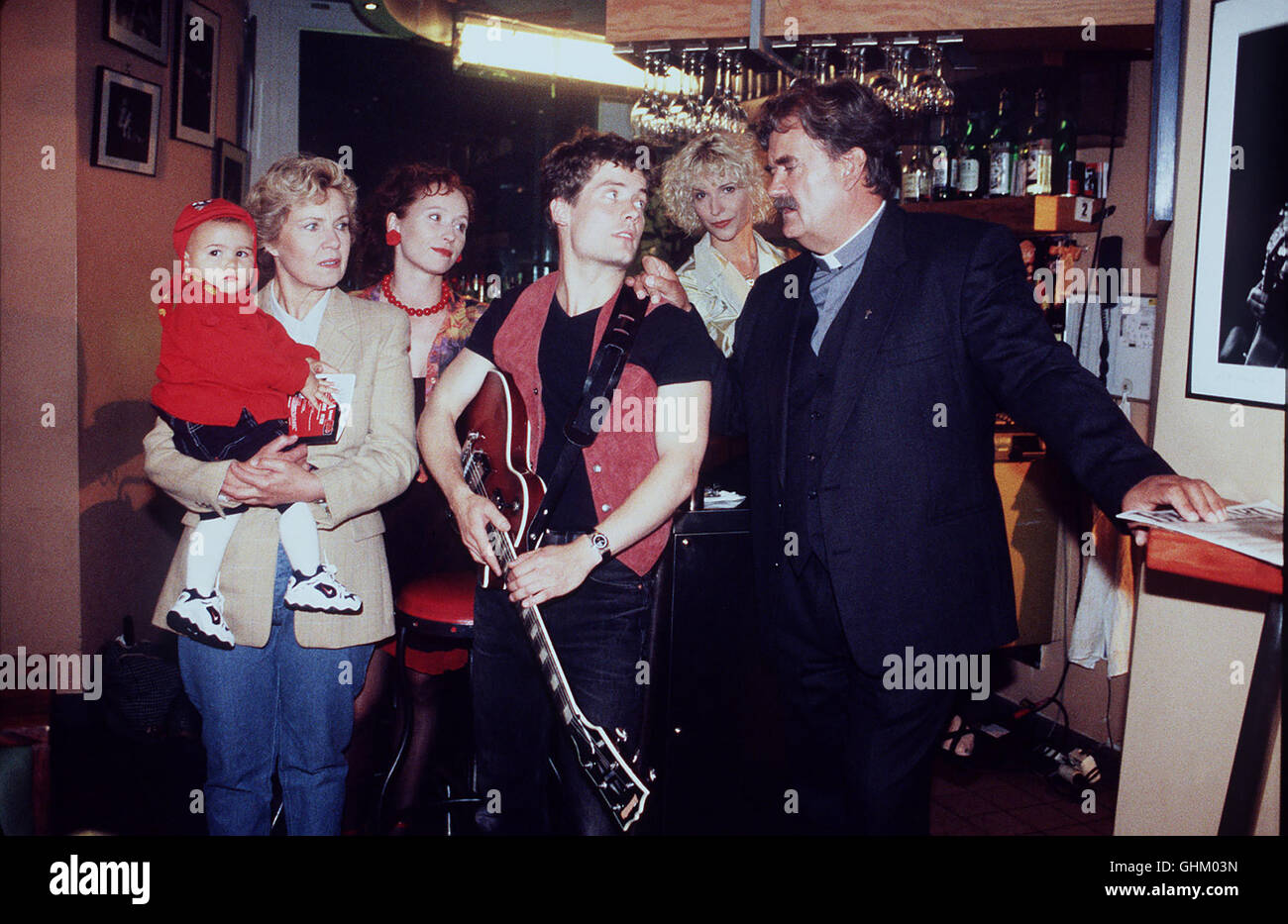Happy Birthday Martin (GERD OLSCHEWSKI,r) und Marie (WITTA POHL,l) sind in den Indoor-Club gekommen, wo sie einigermaßen überrascht feststellen, daß auch Tessy (CHRISTIANE HEINRICH, 3.v.l.) da ist, die trotz der späten Stunde den kleinen Juppi (EMELY HEMPEL) bei sich hat. Der wird von der Club-Managerin Lydie (HEIKE KLOSS,2.v.r) bestens versorgt. Doch dann kommt es zum Skandal: Berko (SEBASTIAN MIROW,3.v.r), der im Club auftritt, richtet den Spot auf Martin und begrüßt ihn als seinen lang vermißten Vater... Regie: Eberhard Pieper aka. 8. Der Kirschkern Stock Photo