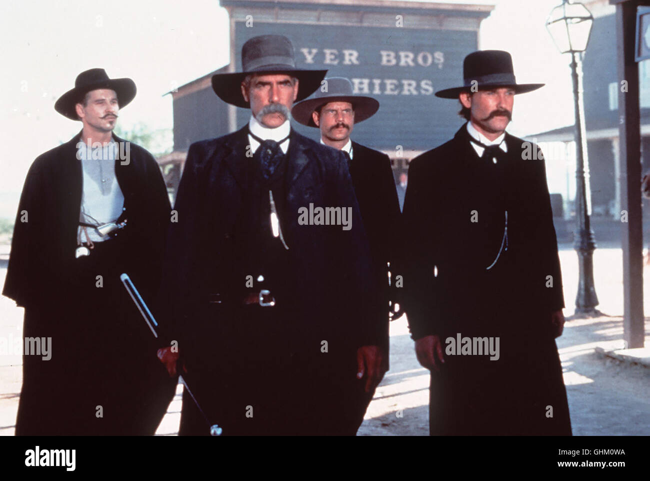 Ex-Marshall Wyatt Earp (KURT RUSSELL, r.) kommt mit seinen Brüdern Virgil (SAM ELLIOT, 2.v.l.) und Morgan (BILL PAXTON, 2.v.r.) nach Tombstone, um sich zur Ruhe zu setzen. Seine Vergangenheit holt ihn und seinen schwerkranken Freund Doc Holiday (VAL KILMER, l.) aber schnell ein.. Regie: George Pan Cosmatos aka. Tombstone Stock Photo