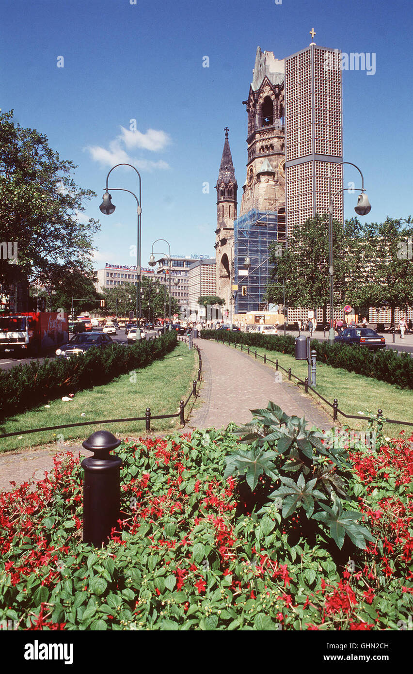 Berlin ist nicht nur Deutschlands größte Stadt, sondern sehr viel mehr: Der zukünftige Regierungssitz und Hoffnungsträger der Nation ist im Umbruch. An der Schwelle zum nächsten Jahrtausend, voller Turbulenzen und im Strudel von internationalen Einflössen, ist Berlin eine Metropole, die den Vergleich mit Paris, London oder New York bald nicht mehr scheuen muß. Foto: die GEDÄCHTNISKIRCHE am KUHDAMM. Berlin aka. exklusiv - die reportage Stock Photo