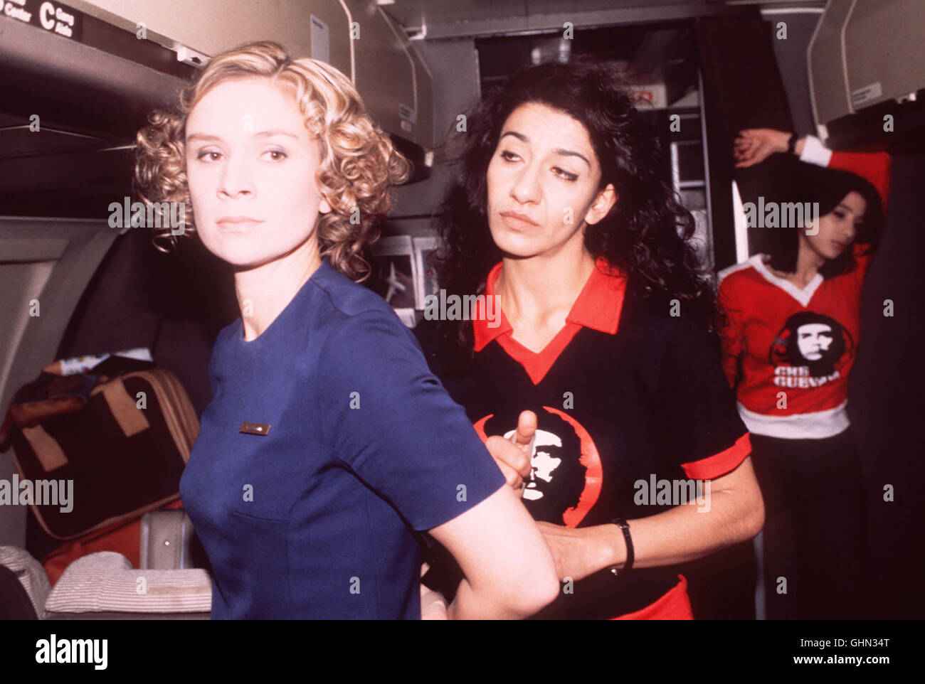 Fernsehfilm über die RAF-Geiselnahme des Arbeit-geberpräsidenten Hanns Martin Schleyer am 5.September 1977 und die Entführung der Lufthansa-maschine 'Landshut' am 13.Oktober durch ein palästi- nensisches Terror-kommando. Bild: Stewardess Gaby Dillmann (SUSANNE SCHÄFER) wird von der Entführerin Souheila Andrawes (NEZUKET SELBUS) gefesselt. Hinten: die Entführerin Nadia (ISABELLA PARKINSON). Regie: Heinrich Breloer aka. Entführt die 'Landshut' Stock Photo